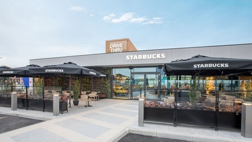 Starbucks apre il suo primo drive thru in Italia 