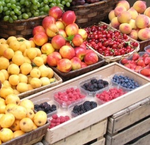 Vendere frutta per strada è reato se è a contatto con gas di scarico
