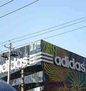 Cedis da 100 milioni per Adidas