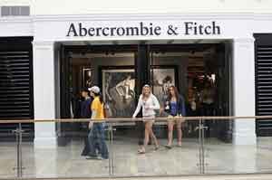 Abercrombie chiude 180 negozi negli Usa e punta sull’estero