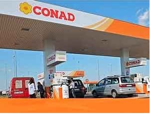 Osservatorio Conad: scende il prezzo dei carburanti