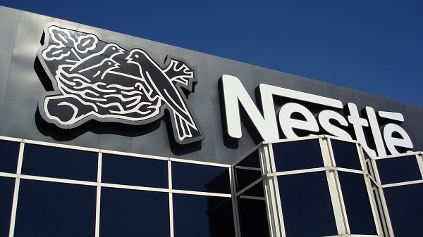 Nestlé si impegna contro l’inquinamento della plastica