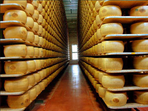 Parmigiano Reggiano: scende la produzione a maggio