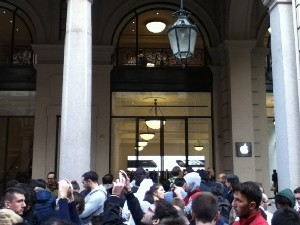 Torino: il piu' grande Apple Store d'Italia saluta Steve a un anno dalla morte