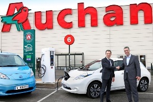 Auchan installa in Francia la sua prima colonnina per auto elettriche