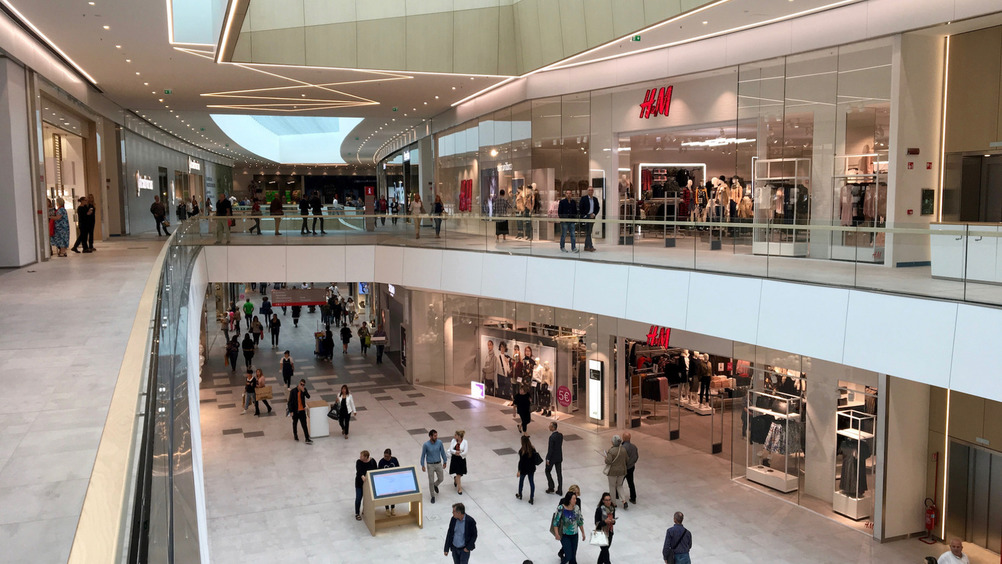 La galleria su 2 livelli riflette l'imponenza dello shopping center