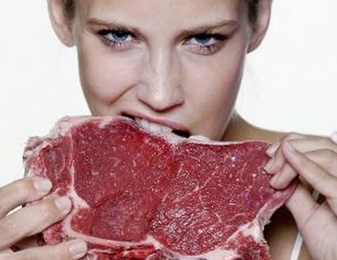 Gli italiani mangiano sempre meno carne
