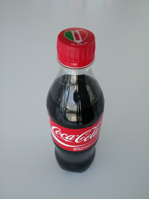 Coca Cola lancia le bottiglie con il tappo tricolore