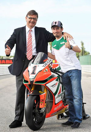 Geox sale in moto con Max Biaggi