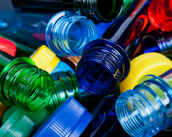 Il mondo dei soft drink fissa nuovi target per la riduzione della plastica