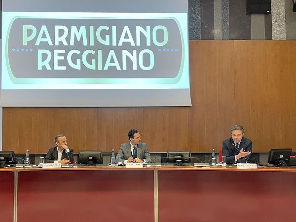 Parmigiano Reggiano: giro d’affari al consumo e produzione ai massimi storici 