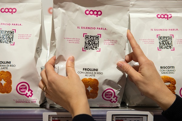 Coop: i pack dei biscotti a marchio sostengono le donne