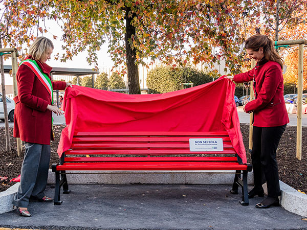 Esselunga inaugura la panchina rossa per dire no alla violenza sulle donne