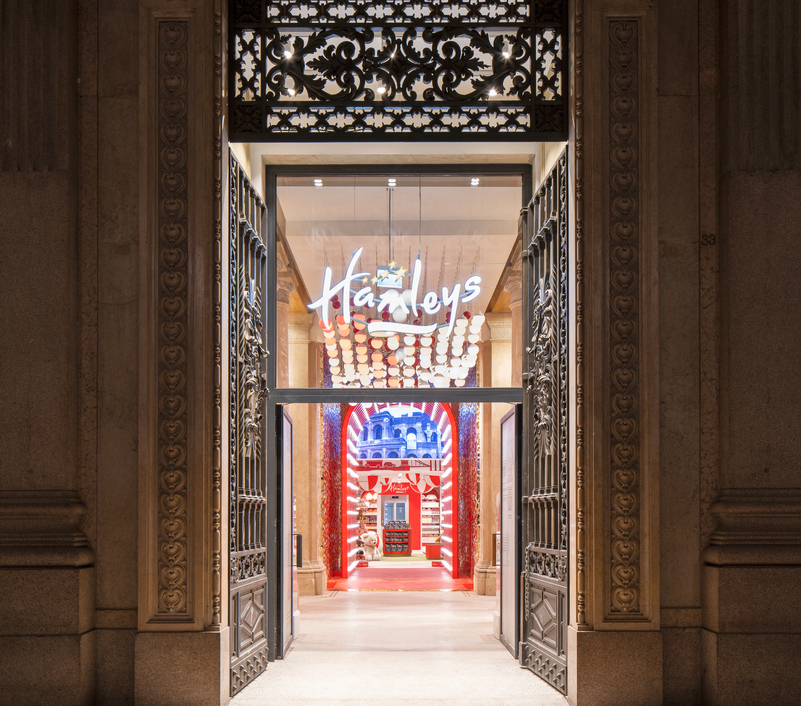 In Galleria Alberto Sordi aprono Hamleys e Iginio Massari. Fra un mese Uniqlo