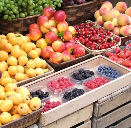 Vendere frutta esposta per strada è reato, se a contatto con gas di scarico