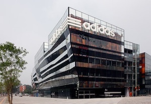 Lo store Adidas diventa stadio