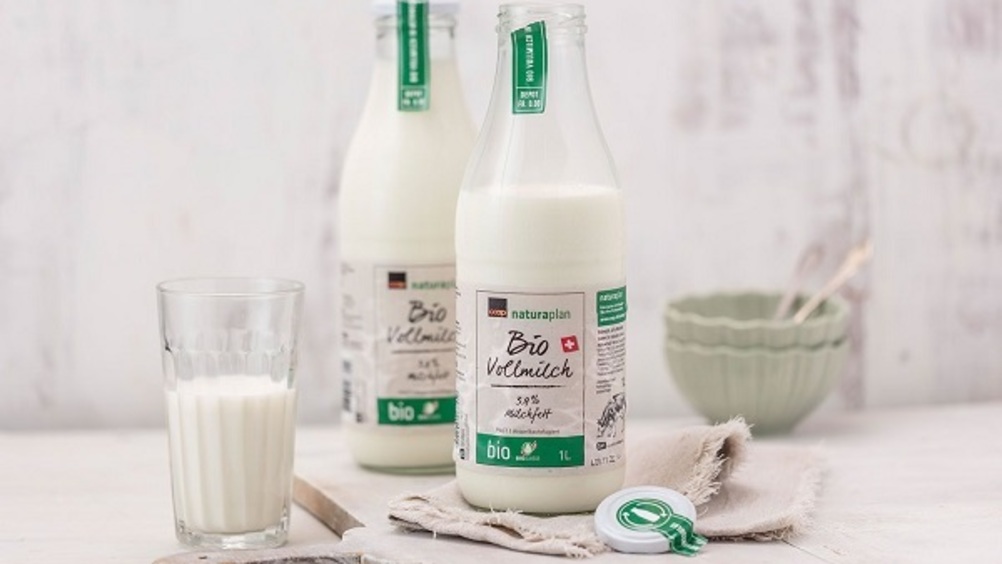 Coop Svizzera propone il latte intero bio Naturaplan in vetro riutilizzabile