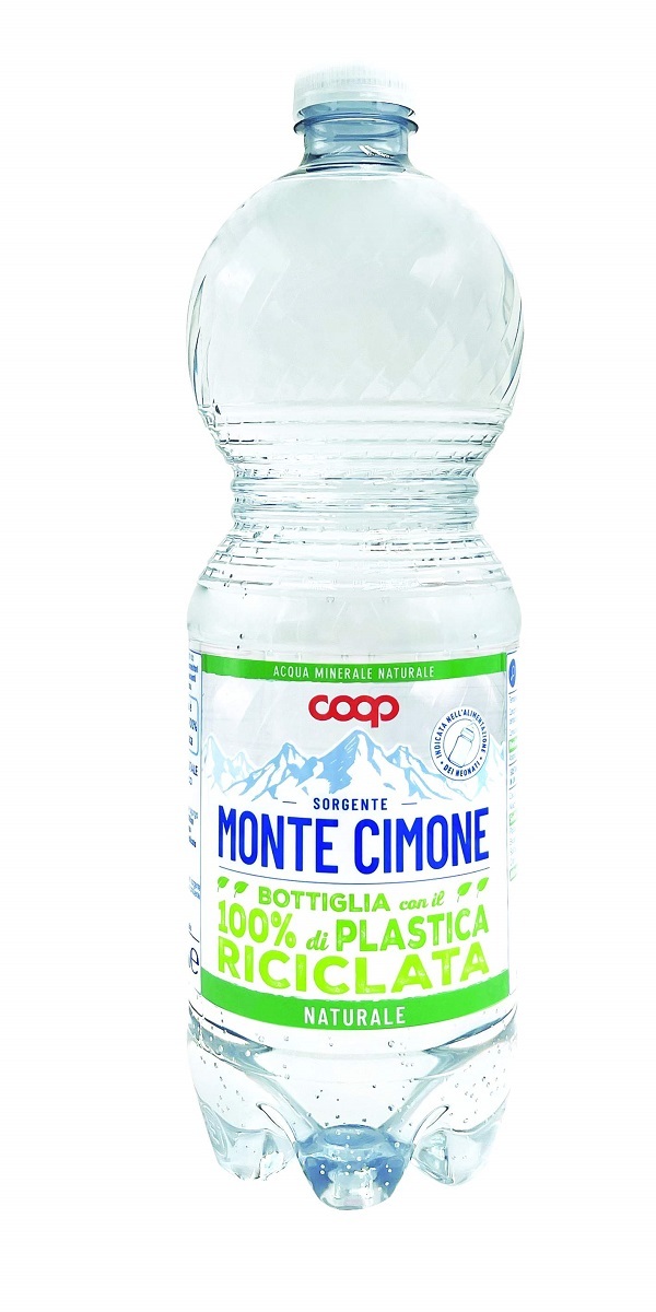 Coop presenta la bottiglia di acqua minerale con il 100% di plastica riciclata