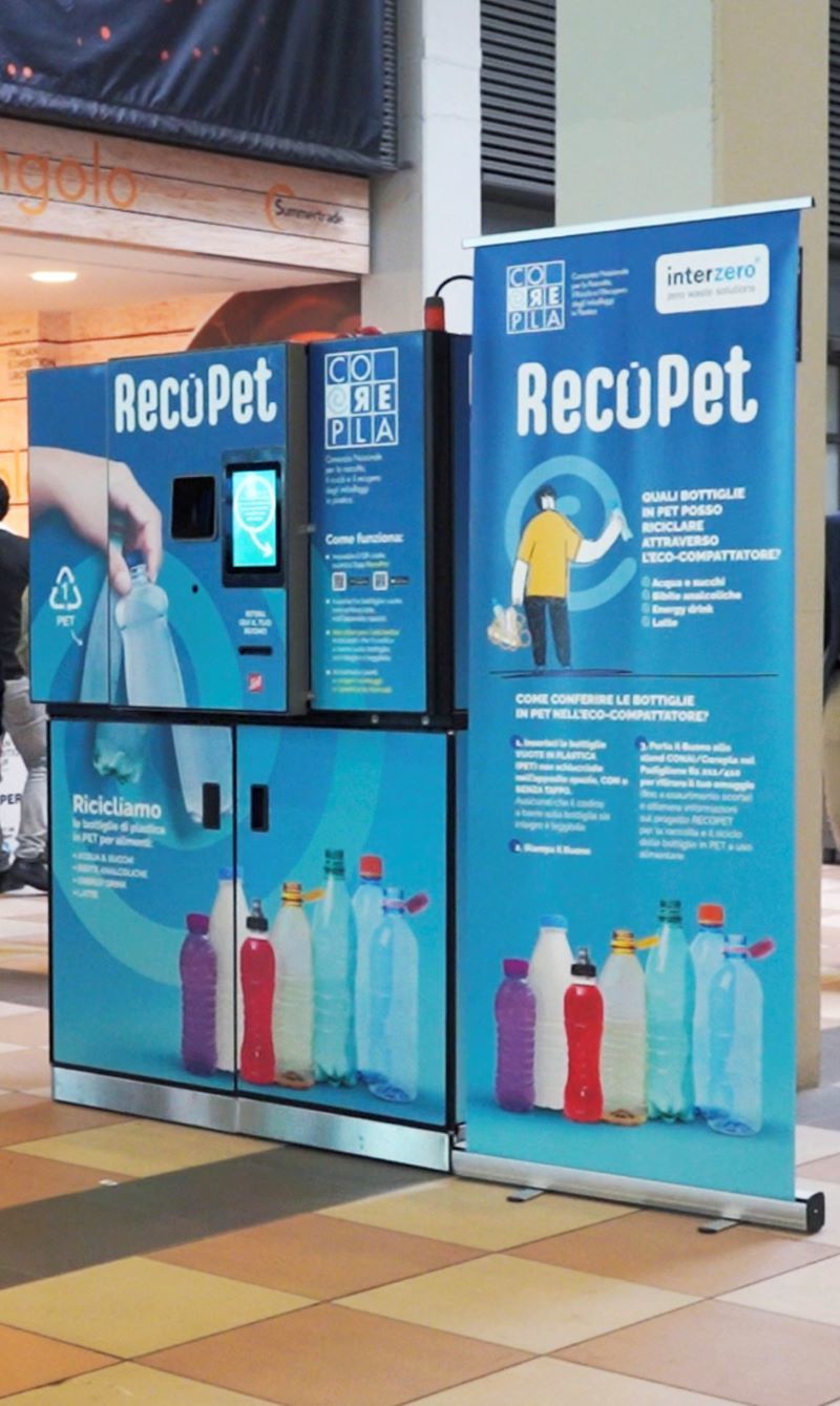 Iper La grande i installa 16 nuovi eco-compattatori per il riciclo delle bottiglie di plastica 