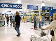 Gran Bretagna: supermercati alla grande nel non food
