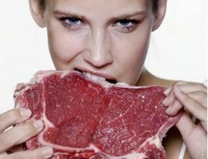 Gli italiani mangiano sempre meno carne