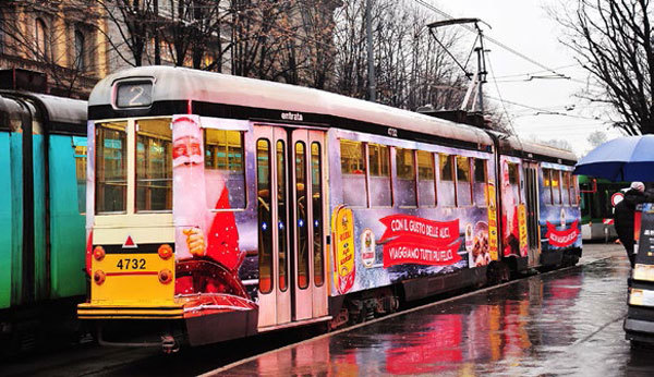 Rizzoli Emanuelli “sale sul tram” a Milano